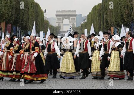 Il Breizh Touch Festival è una grande sfilata di diverse formazioni musical (bagadous) provenienti da varie regioni della Bretagna e della cultura celtica, si verificano sulla trenza Champs Elysees, a Parigi, Francia il 23 settembre 2007. Foto di Thibault Camus/ABACAPRESS.COM Foto Stock