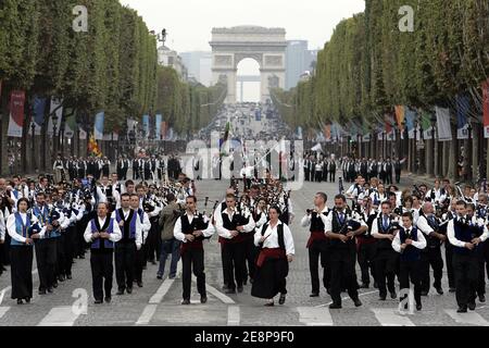 Il Breizh Touch Festival è una grande sfilata di diverse formazioni musical (bagadous) provenienti da varie regioni della Bretagna e della cultura celtica, si verificano sulla trenza Champs Elysees, a Parigi, Francia il 23 settembre 2007. Foto di Thibault Camus/ABACAPRESS.COM Foto Stock