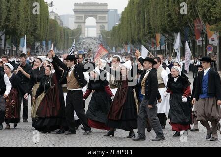 Il Breizh Touch Festival è una grande sfilata di diverse formazioni musical (bagadous) provenienti da varie regioni della Bretagna e della cultura celtica, si verificano sulla trenza Champs Elysees, a Parigi, Francia il 23 settembre 2007. Foto di Thibault Camus/ABACAPRESS.COM Foto Stock