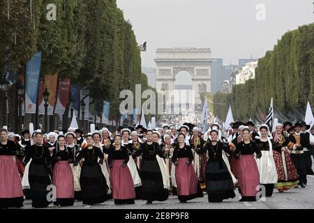 Il Breizh Touch Festival è una grande sfilata di diverse formazioni musical (bagadous) provenienti da varie regioni della Bretagna e della cultura celtica, si verificano sulla trenza Champs Elysees, a Parigi, Francia il 23 settembre 2007. Foto di Thibault Camus/ABACAPRESS.COM Foto Stock