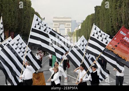 Il Breizh Touch Festival è una grande sfilata di diverse formazioni musical (bagadous) provenienti da varie regioni della Bretagna e della cultura celtica, si verificano sulla trenza Champs Elysees, a Parigi, Francia il 23 settembre 2007. Foto di Thibault Camus/ABACAPRESS.COM Foto Stock