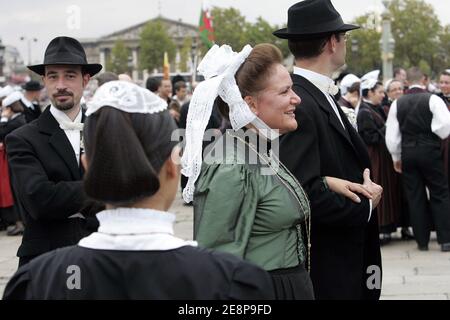 Il Breizh Touch Festival è una grande sfilata di diverse formazioni musical (bagadous) provenienti da varie regioni della Bretagna e della cultura celtica, si verificano sulla trenza Champs Elysees, a Parigi, Francia il 23 settembre 2007. Foto di Thibault Camus/ABACAPRESS.COM Foto Stock