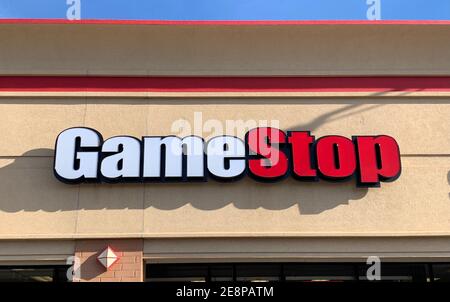 Helena, Montana - 31 gennaio 2021: Logo Gamestop segno di storefront, nella news stock rise da investimenti reddit, Wall Street azioni salite, businesses Foto Stock