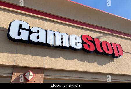 Helena, Montana - 31 gennaio 2021: Logo Gamestop segno di storefront, nella news stock rise da investimenti reddit, Wall Street azioni salite, businesses Foto Stock