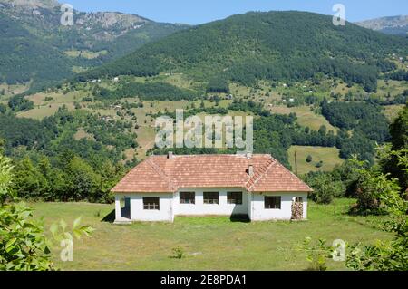 Casa di campagna lungo la Valle Tara in Montenegro Foto Stock