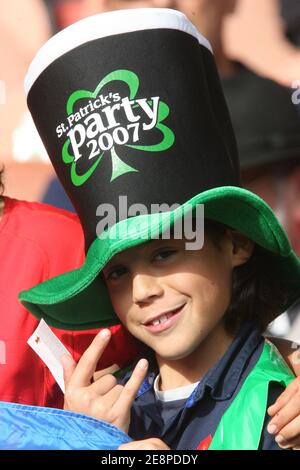 Fan irlandese durante la Coppa del mondo di rugby IRB 2007, Pool D, Irlanda contro Argentina al Parxc des Princes di Parigi, Francia, il 30 settembre 2007. Foto di Taamallah Mehdi/Cameleon/ABACAPRESS.COM Foto Stock