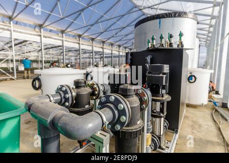 Grande impianto industriale di trattamento delle acque e caldaie in serra con molti tubi e valvole Foto Stock