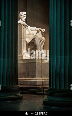 Il Lincoln Memorial, statua di Lincoln in tarda serata. Washington, DC, Stati Uniti d'America. Statua di Daniel Chester French. Foto Stock