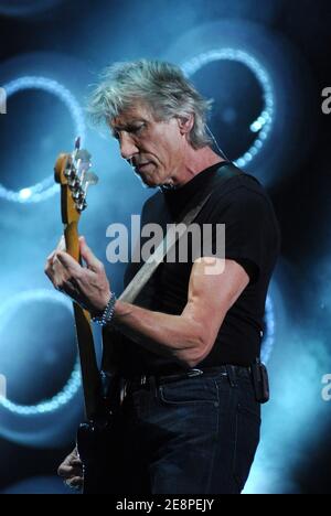 Il musicista Roger Waters si esibisce sul palco durante il concerto Live Earth - New York presso il Giants Stadium sabato 7 luglio 2007 a East Rutherford, New Jersey, USA. Foto di Gregorio Binuya/ABACAUSA.COM (nella foto: Roger Waters) Foto Stock