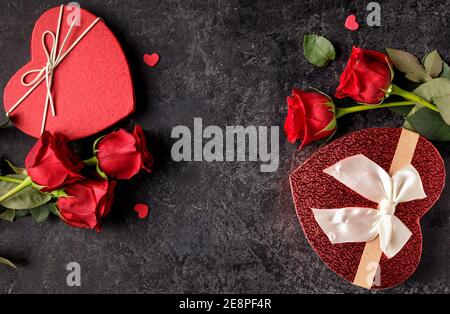 Concetto di celebrazione per San Valentino o compleanno con cuore scatola regalo a forma di bouquet di rosa rossa Foto Stock