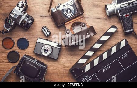 Fotocamera retrò d'epoca con clapboard su sfondo in legno Foto Stock