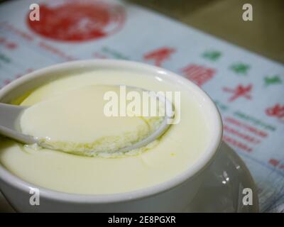 Macau, 22 GENNAIO 2012 - primo piano della deliziosa crema di latte al vapore Foto Stock