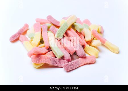 Mucchio di caramelle gummy pastello colorate su sfondo bianco Foto Stock