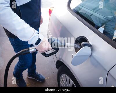 Uomo adulto che riempie la sua auto di carburante. Foto di alta qualità Foto Stock