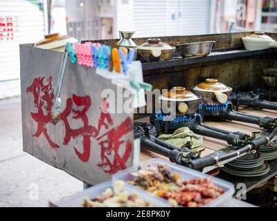 Macau, 26 GENNAIO 2012 - primo piano di cottura del riso tradizionale a claypot Foto Stock