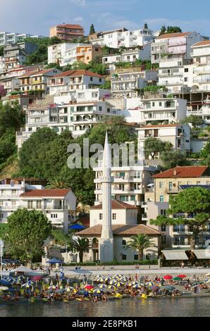 minareto della moschea sulla affollata spiaggia 'Mala Plaza' Nel centro di Ulcinj Foto Stock