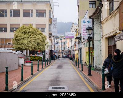 Macau, 27 GENNAIO 2012 - Vista nuvolosa del paesaggio urbano della città vecchia Foto Stock