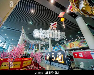 Macau, 28 GENNAIO 2012 - decorazione del drago all'interno dell'aeroporto internazionale Foto Stock