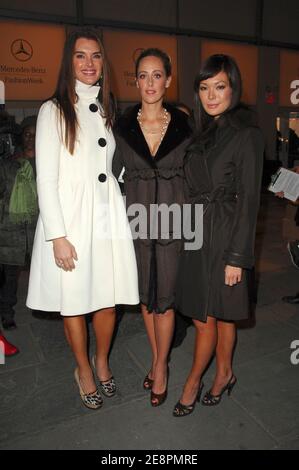 (L-R) i membri del cast 'Lipstick Jungle' Brooke Shields, Kim Raver e Lindsay Price hanno visto fuori e circa durante la settimana della Moda di Mercedes-Benz autunno 2008 al Bryant Park a New York City, USA il 1 febbraio 2008. Foto di Gregorio Binuya/ABACAUSA.COM (nella foto: Brooke Shields, Kim Raver, Lindsay Price) Foto Stock