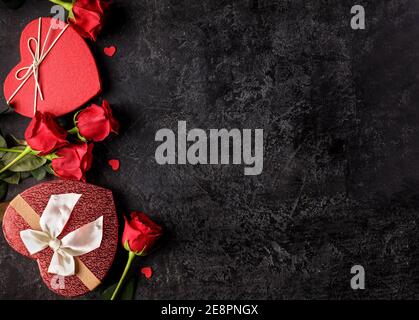 Concetto di celebrazione per San Valentino o compleanno con cuore scatola regalo a forma di bouquet di rosa rossa Foto Stock