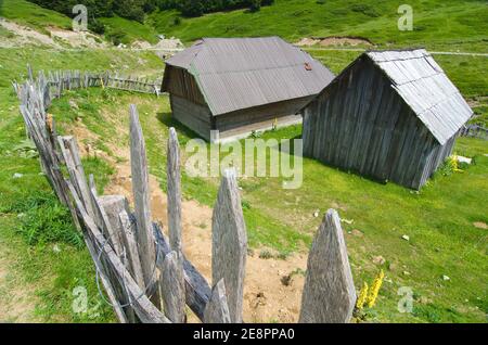 Antico recinto e capanna di legno nel Parco Nazionale 'Biogradska Gora', Montenegro Foto Stock