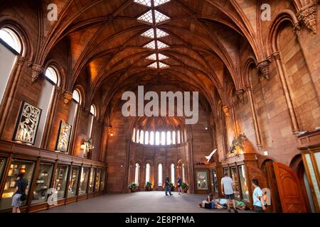 All'interno dello Smithsonian Institution Building, conosciuto come il Castello di Washington DC. Il Commons nell'ala ovest ospita la mostra dei tesori americani. Foto Stock