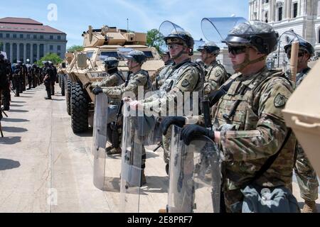 I soldati della Guardia Nazionale del Minnesota si trovano di fronte all'edificio del campidoglio a St. Paul, Minnesota, con altre forze dell'ordine il 31 maggio 2020. Foto Stock