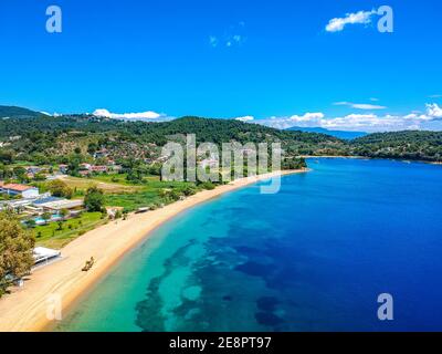 Vista aerea sull'isola meridionale di skiathos, Grecia con hotel moderni e ville lussuose a Sporadi, Grecia, Europa Foto Stock