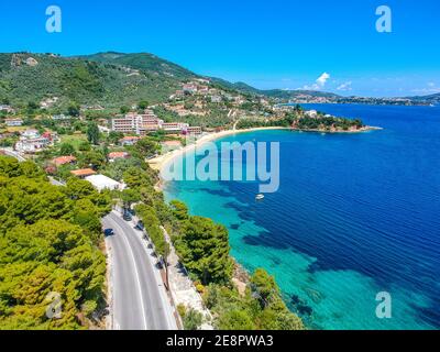 Vista aerea sull'isola meridionale di skiathos, Grecia con hotel moderni e ville lussuose a Sporadi, Grecia, Europa Foto Stock