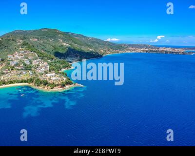 Vista aerea sull'isola meridionale di skiathos, Grecia con hotel moderni e ville lussuose a Sporadi, Grecia, Europa Foto Stock