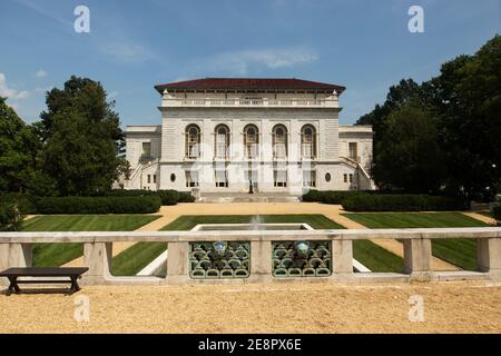 Il cortile presso il Museo d'Arte delle Americhe che guarda verso l'edificio della sede centrale dell'Organizzazione degli Stati americani a Washington, DC, USA. Foto Stock