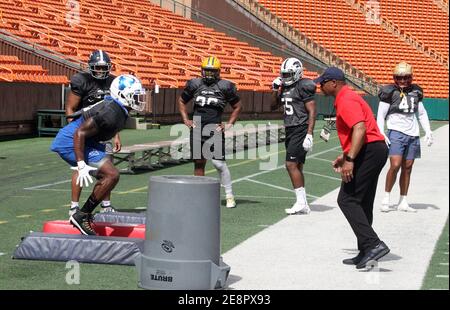 28 gennaio 2021 - il coach Mike Singletary dà il linebacker Tiree Thompson n. 48 puntatori come linebacker Rashad Byrd 45, Kansas state Jayhawks, Elijah Sullivan n. 55, Il linebacker Max Richardson 41 del Boston College Eagles e il lineman difensivo Kareem Leaver n. 96 del SUNY Brockport Golden Eagles durante una sessione di pratica prima dell'Hula Bowl all'Aloha Stadium di Honolulu, HI - Michael Sullivan/CSM Foto Stock