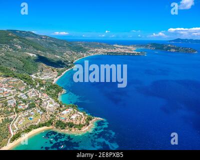 Vista aerea sull'isola meridionale di skiathos, Grecia con hotel moderni e ville lussuose a Sporadi, Grecia, Europa Foto Stock