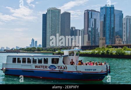 Il Water Taxi sul fiume Chicago con Downtown Skyline, Chicago, Illinois, USA Foto Stock