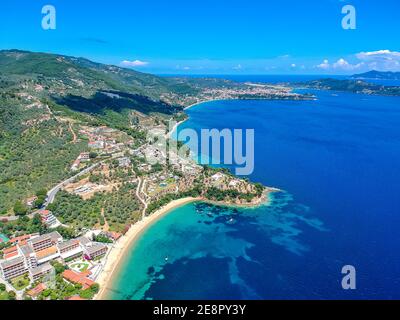 Vista aerea sull'isola meridionale di skiathos, Grecia con hotel moderni e ville lussuose a Sporadi, Grecia, Europa Foto Stock