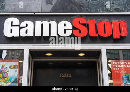 New York, Stati Uniti. 31 gennaio 2021. NEW YORK, NY - GENNAIO 31: Un logo GameStop visto a Midtown Manhattan il 31 Gennaio 2021 a New York City. Credit: Ron Adar/Alamy Live News Foto Stock
