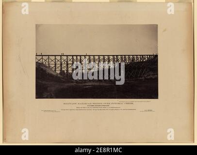 Ponte ferroviario militare su Potomac Creek sulla Richmond, Fredericksburg & Potomac Railroad, costruito dalla U.S.M.R.R. Corpo delle costruzioni, C.F. Nagle, supervisore - fotografato da Capt Foto Stock