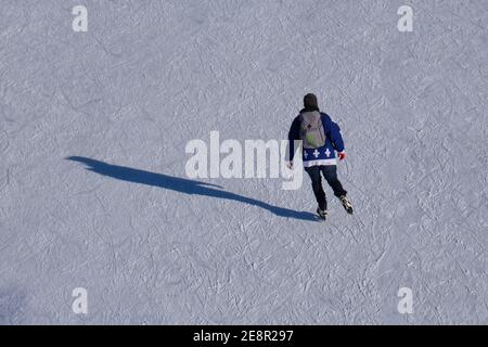 Vista dall'alto dello skater con la sua lunga ombra Il Rideau Canal Skcator a Ottawa su un broso sole inverno' Foto Stock