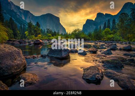 Splendida alba al Valley View Point presso il parco nazionale Yosemite Foto Stock