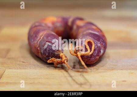 Chorizo portoghese su tavola di legno Foto Stock