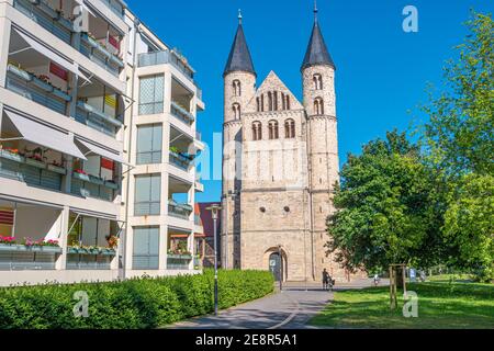 Antiche due torri della Chiesa Monastero della nostra amata Donna (Kloster Unser Lieben Frauen) nel centro storico di Magdeburgo a cielo blu, Germania Foto Stock