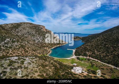 Vista panoramica aerea del pittoresco vecchio porto di Gerakas nel nord di Alonnisos, Grecia. Bellissimo scenario con formazione rocciosa e fiordo-li naturale Foto Stock