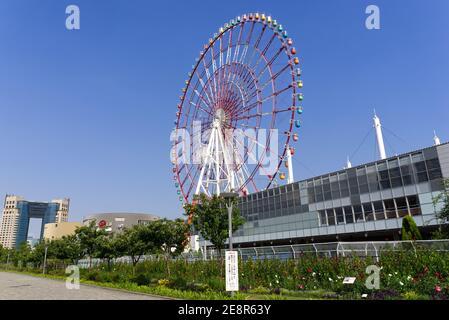 Ruota panoramica nella città di Parello. Famosa attrazione dell'area di Odaiba Foto Stock