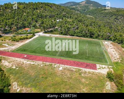 Real Soccer Field - Vista aerea dall'alto sull'isola di Alonissos, Grecia Foto Stock