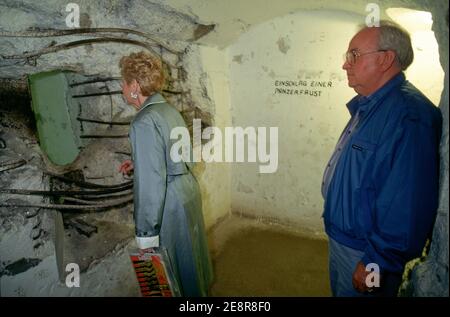 Germania/Berchtesgarden/Obersalzberg/turisti visitano il Nido delle aquile e guardano un buco dalla granata anticarro. Foto Stock