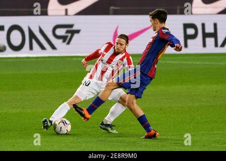 Barcellona, Spagna. 31 gennaio 2021. Pedri (R) di Barcellona vies con Iker Muniain di Bilbao durante la partita di calcio della lega spagnola tra il FC Barcelona e l'Athletic Club Bilbao a Barcellona, Spagna, 31 gennaio 2021. Credit: Sr/Xinhua/Alamy Live News Foto Stock