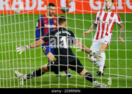 Barcellona, Spagna. 31 gennaio 2021. Lionel messi(L) di Barcellona spara durante la partita di calcio della lega spagnola tra il FC Barcelona e l'Athletic Club Bilbao a Barcellona, Spagna, 31 gennaio 2021. Credit: Sr/Xinhua/Alamy Live News Foto Stock