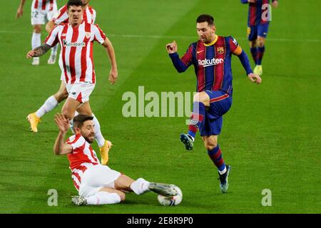 Barcellona, Spagna. 31 gennaio 2021. Lionel messi (R) di Barcellona viena con Yeray Alvarez di Bilbao durante la partita di calcio della lega spagnola tra il FC Barcelona e l'Athletic Club Bilbao a Barcellona, Spagna, 31 gennaio 2021. Credit: Sr/Xinhua/Alamy Live News Foto Stock