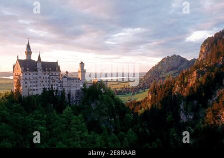 Castello di Neuschwanstein durante la serata estiva. Foto Stock