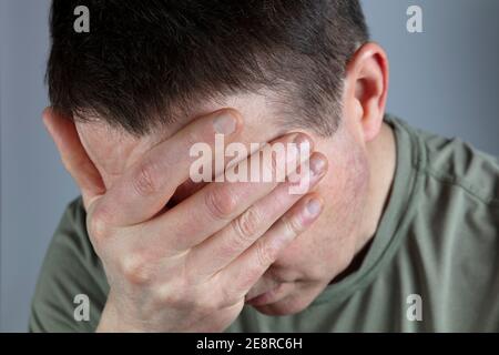 Vista ravvicinata dell'uomo depresso maturo Foto Stock